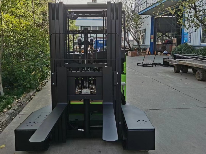 NEOforklift 1 unidade de empilhadeira 4 direcional será entregue ao cliente.