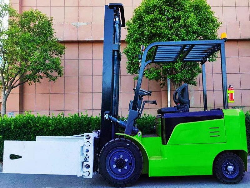 1 unidade de empilhadeira de bateria de lítio NEOforklift com braçadeira será enviada ao cliente em breve.